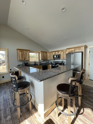 Køleskab, mikrobølgeovn, ovn, kogeplade