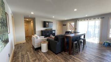 TV connectée, cheminée, livres, écrans d'ordinateur