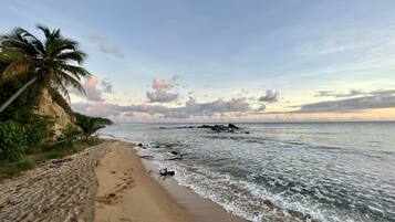 In Strandnähe, Liegestühle, Strandtücher