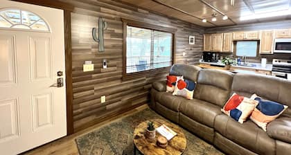 Gorgeous 2-bedroom cabin on the Watauga River!