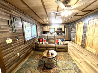 Gorgeous 2-bedroom cabin on the Watauga River! 