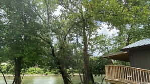 Une propriété au bord du lac, dotée d’une terrasse en bois et d’un petit chalet.