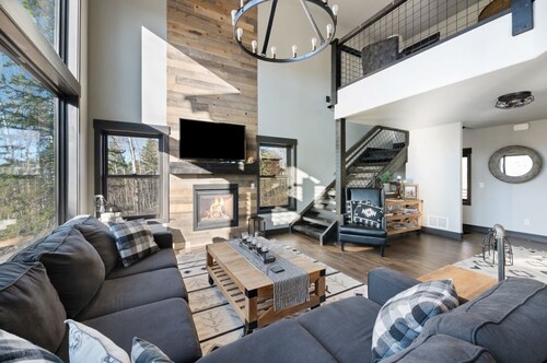 Restful Retreat with Panoramic Views, Hot Tub, and Centrally Located to Deadwood