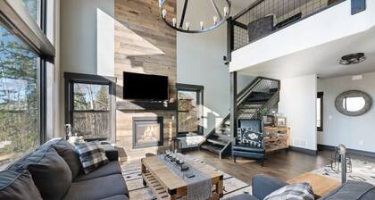 Restful Retreat with Panoramic Views, Hot Tub, and Centrally Located to Deadwood
