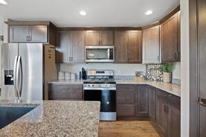 Refrigerador, microondas, horno, placa de cocina