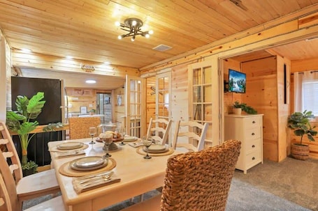 Dining. Little Red Cabin at Buckeye Lake|Hot Tub|Fireplace