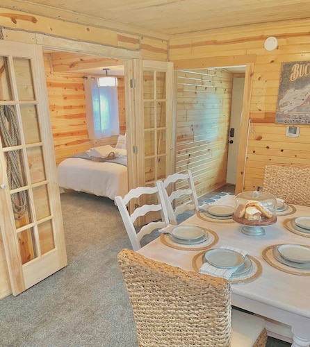 Little Red Cabin at Buckeye Lake|Hot Tub|Fireplace