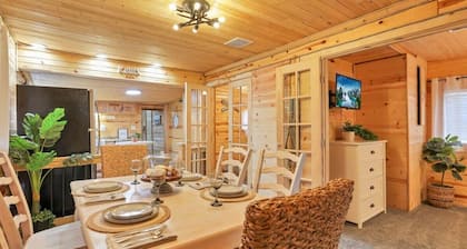 Little Red Cabin @ Buckeye Lake with Hot Tub