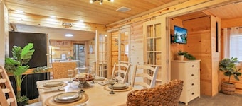 Little Red Cabin @ Buckeye Lake with Hot Tub