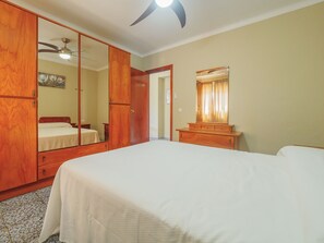 3 slaapkamers, een strijkplank/strijkijzer, gratis wifi, beddengoed