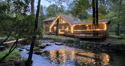 Secluded Creekside Cabin–Mins to Camelback Resort