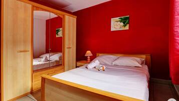 1 habitación, tabla de planchar con plancha, wifi gratis y ropa de cama