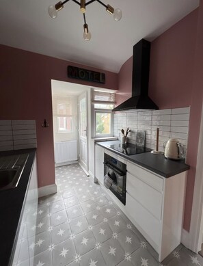 Fridge, microwave, oven, stovetop - Lovely 2 Bedroom Flat by Thames in Chiswick, Grove Park Sleeps 3 (London)