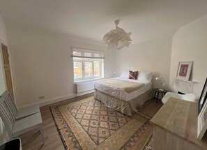 2 bedrooms, iron/ironing board, travel crib, free WiFi - Lovely 2 Bedroom Flat by Thames in Chiswick, Grove Park Sleeps 3 (London)