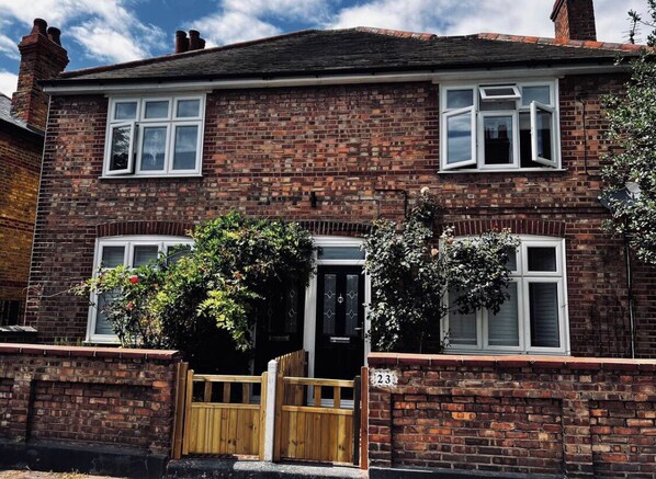 Exterior - Lovely 2 Bedroom Flat by Thames in Chiswick, Grove Park Sleeps 3 (London)