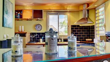 Frigorifero, microonde, forno, piano cottura