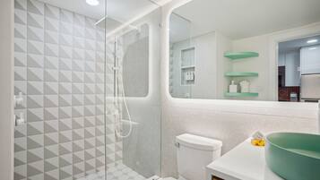 Shower, hair dryer, towels