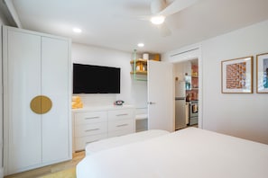 1 bedroom, iron/ironing board, Internet, bed sheets - Mello on the Beach - Looney Dunes (Holmes Beach)