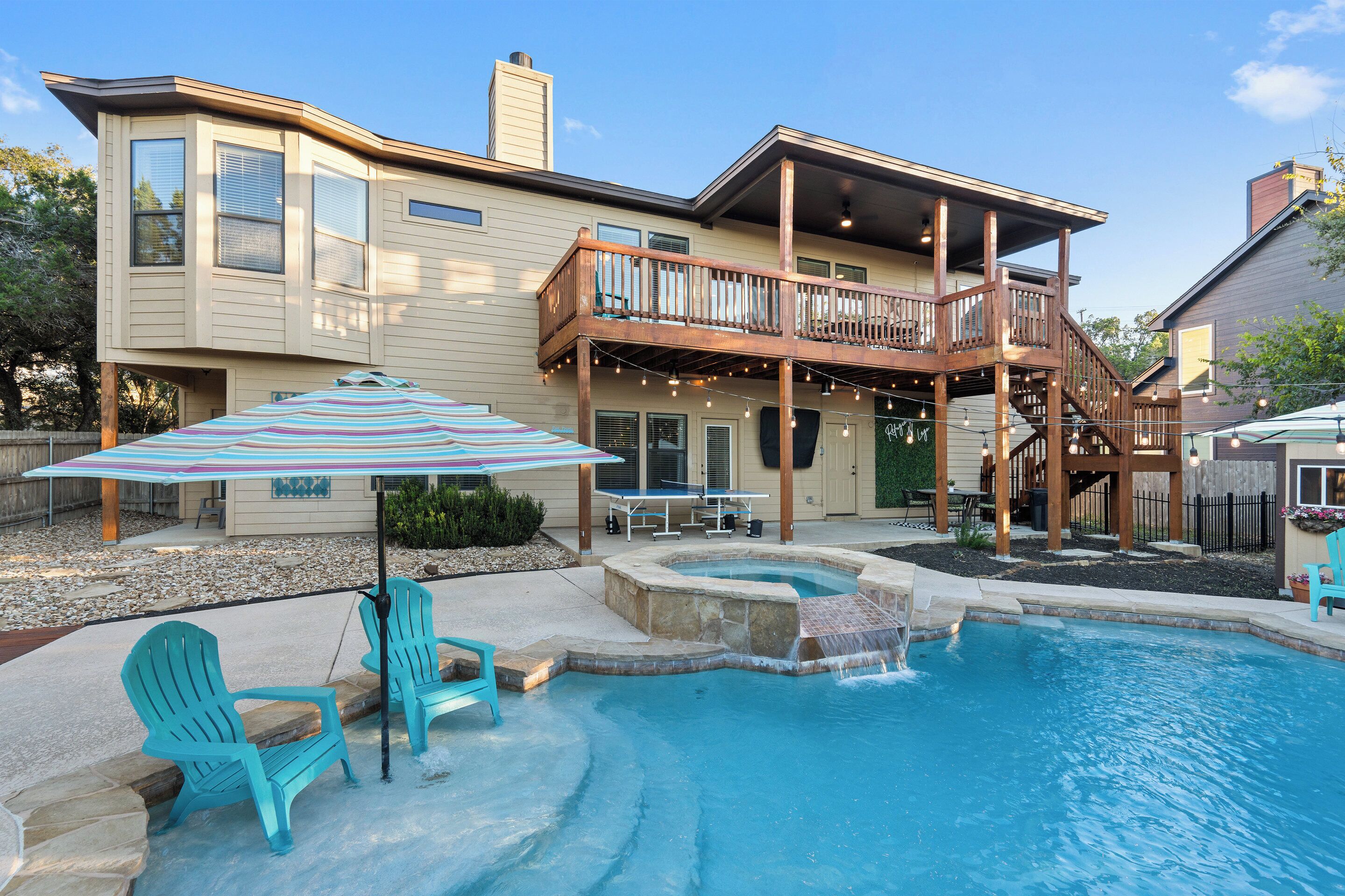 Utendørsbasseng og et oppvarmet basseng