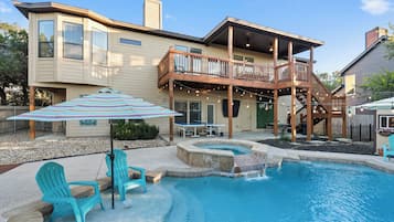 Alberca al aire libre y alberca climatizada