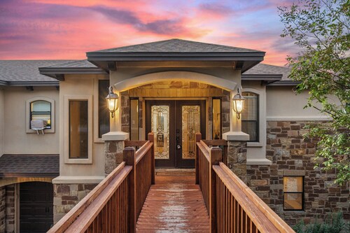 Austin Area Serene Resort Home, Heated Pool, Hot Tub