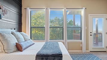 6 bedrooms, desk, iron/ironing board, travel cot