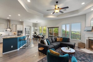 تلفزيون، ألعاب فيديو، تنس طاولة، كُتُب