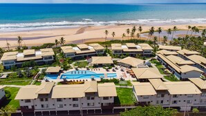 A resort with multiple buildings, a swimming pool, and a beach view. - Areia Azul Aparts Brazil - Imbassai Ykutiba (Mata de São João)