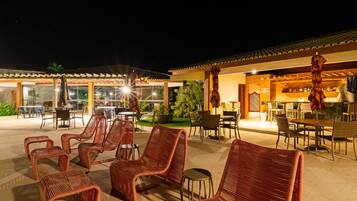 Fachada da propriedade à noite