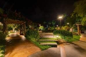 Vista frontal de la propiedad por la tarde o noche