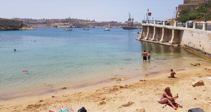 Nostalgic Knights of Malta Character Home in the Three Cities, opposite Valletta