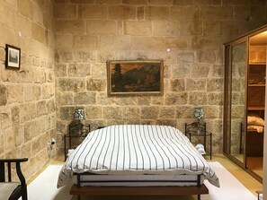 2 bedrooms, iron/ironing board, travel cot, WiFi - Nostalgic Knights of Malta House of Character at Valletta (Bormla)