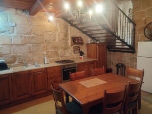 Fridge, microwave, oven, stovetop - Nostalgic Knights of Malta House of Character at Valletta (Bormla)