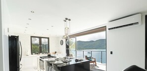 Réfrigérateur, four à micro-ondes, un four, surface de cuisson