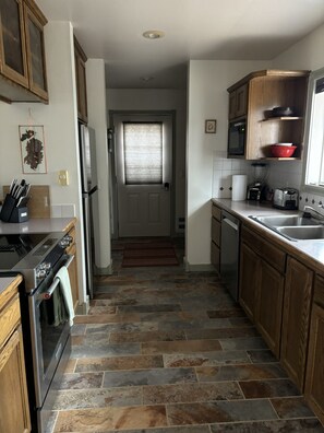 Réfrigérateur, four à micro-ondes, un four, surface de cuisson