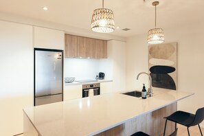 Jääkaappi, mikroaaltouuni, uuni, liesi