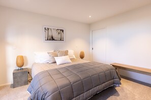 2 bedrooms, iron/ironing board, free WiFi, bed sheets - Trendy Beach Vibe 2 Bedroom Apartment (Mount Maunganui)