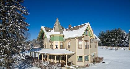 Catskill Victorian Inn with spectacular mouuntain views, fireplace, and hot tub