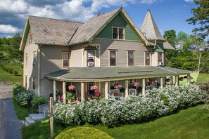 Exterior - Catskill Victorian Inn with spectacular mountain views, fireplace, and hot tub (Margaretville)