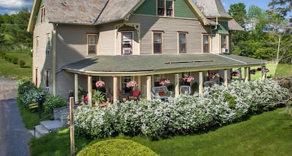 Catskill Victorian Inn with spectacular mountain views, fireplace, and hot tub
