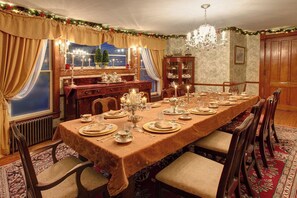 Banquet hall - Catskill Victorian Inn with spectacular mountain views, fireplace, and hot tub (Margaretville)