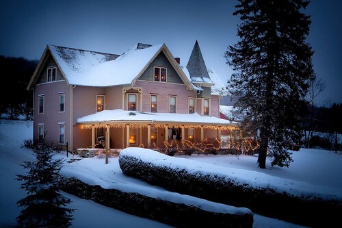 Catskill Victorian Inn with spectacular mountain views, fireplace, and hot tub