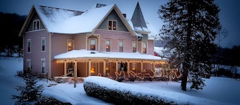 Catskill Victorian Inn with spectacular mountain views, fireplace, and hot tub