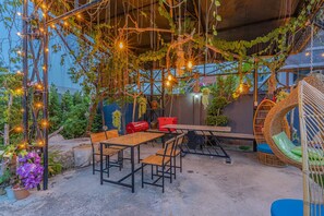 Outdoor dining - Mew pool villa 5 pattaya. Less than 5min to jomtien beach (Muang Pattaya)
