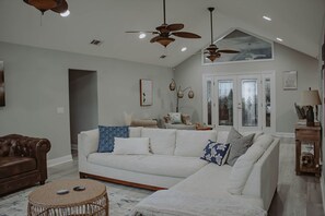 Smart TV - Beautiful 5bd/3ba in Gulf Breeze, Heated Private Pool & Pet Friendly! (Gulf Breeze)