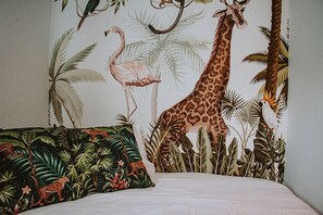 5 chambres, bureau, fer et planche à repasser, lit parapluie