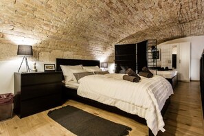 1 habitación, tabla de planchar con plancha y cuna de viaje