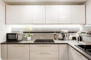 Refrigerador, microondas, placa de cocina, cafetera/tetera