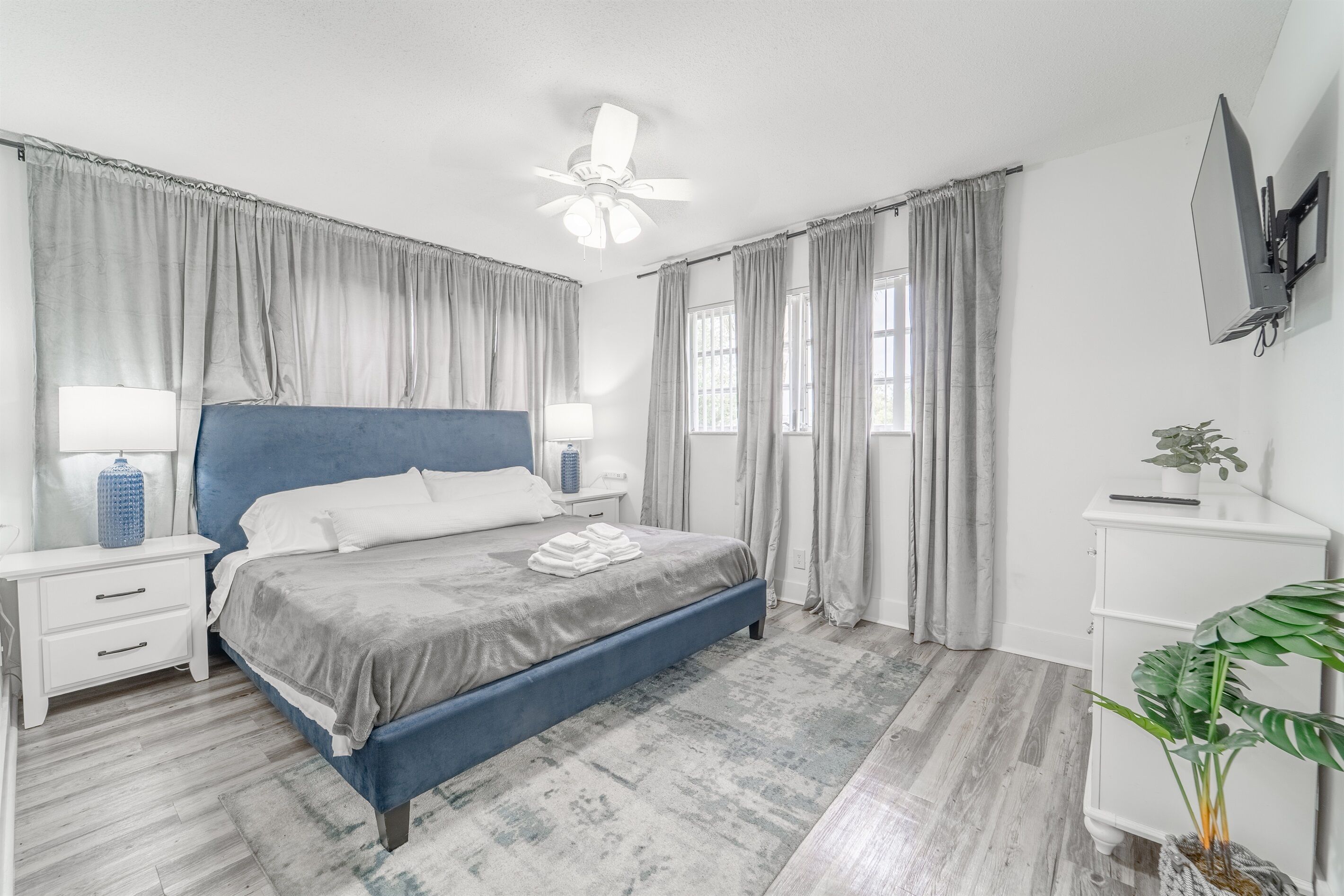 2 habitaciones, escritorio, tabla de planchar con plancha y wifi gratis 