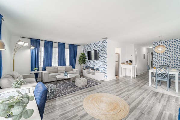 Smart TV - 2 BD Condo - Sleeps 4 - Palm Wave Stays (Coconut Creek)